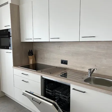 Christina's 2 Bed- Second Floor 4 Min From * Ostend